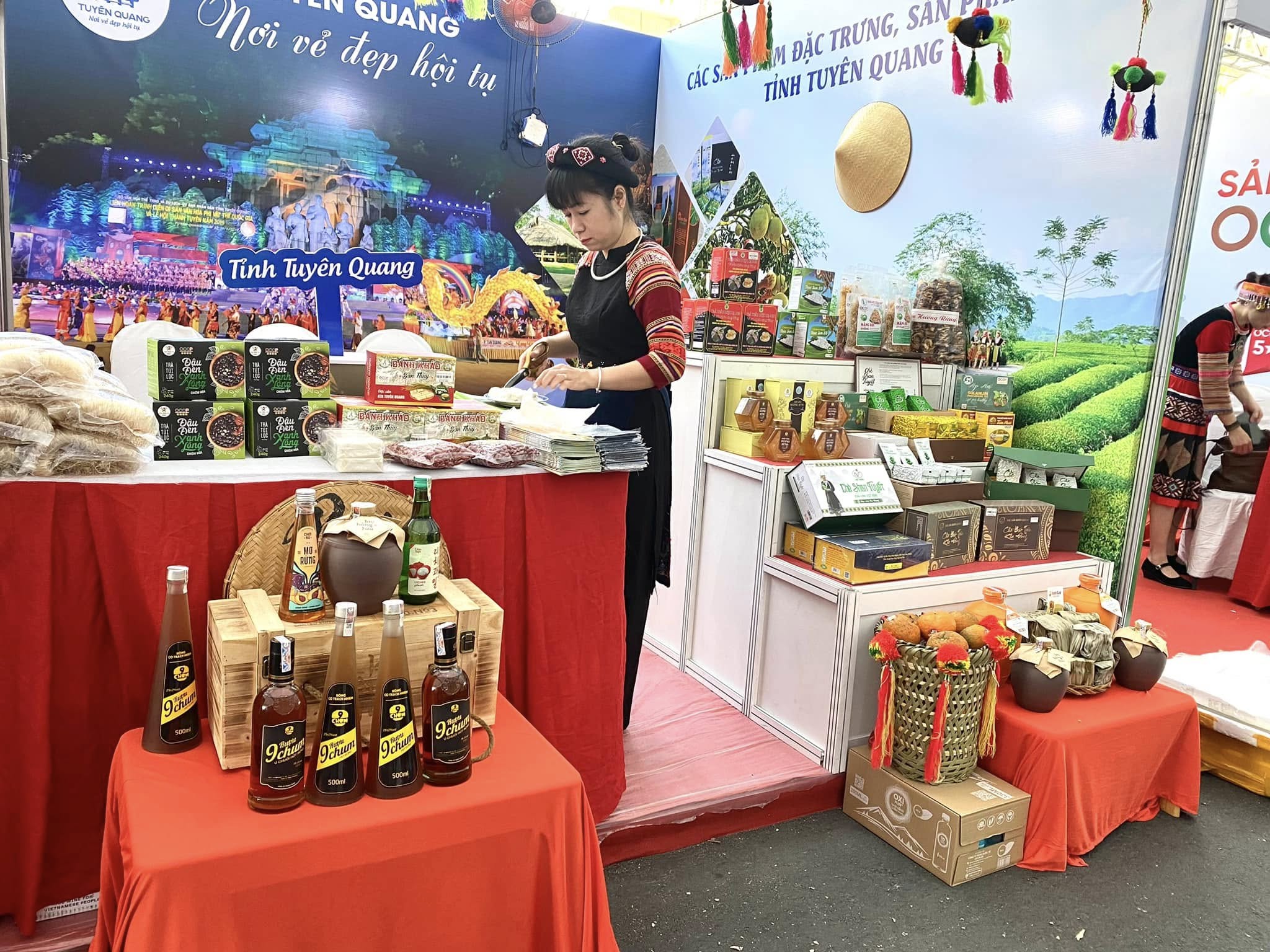 Dòng rượu ngâm trái cây Tây Bắc từ lâu đã được xem là một trong những nét độc đáo nhất trong văn hóa ẩm thực vùng cao